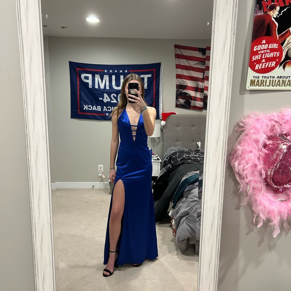 royal blue prom dress, there is a slit in the dress, i am 5’2 w/ 4 inch heels